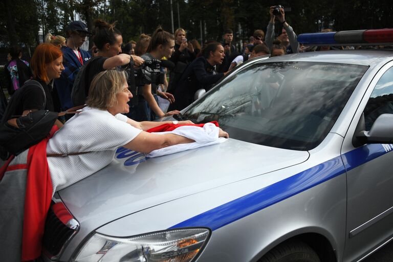 Участники акции протеста в Минске блокировали милицейский автомобиль