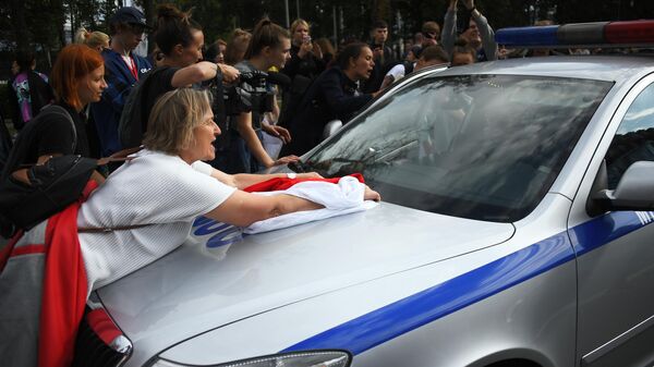Участники акции протеста в Минске блокировали милицейский автомобиль