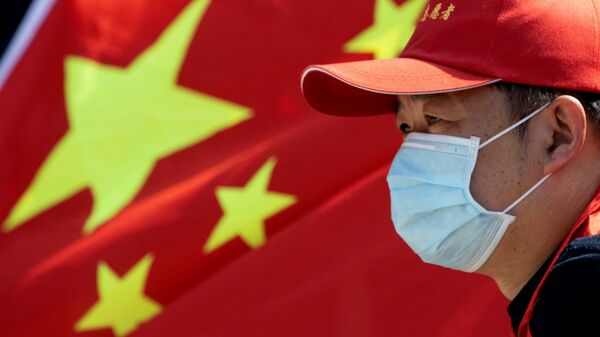Мужчина на фоне флага Китая