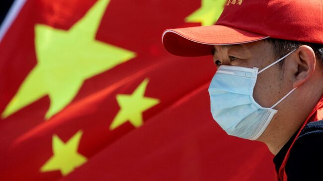 Мужчина на фоне флага Китая