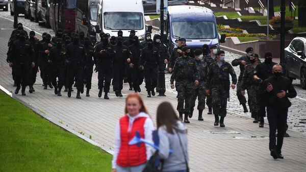 Сотрудники правоохранительных органов во время студенческой акции протеста в Минске