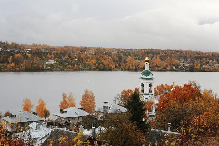 Осень в городе Плёс. Справа колокольня церкви Варвары Великомученицы