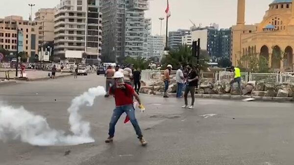Кадры столкновений демонстрантов с полицией в Бейруте