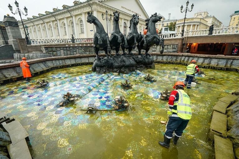 Промывка фонтана Времена года ГБУ Гормост