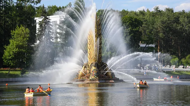 Сезон катания на лодках открылся на ВДНХ