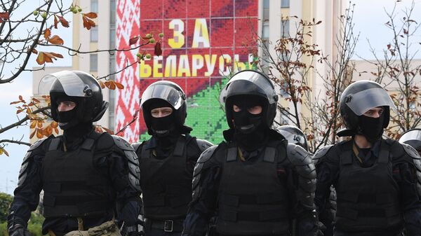 Сотрудники правоохранительных органов на площади Независимости в Минске