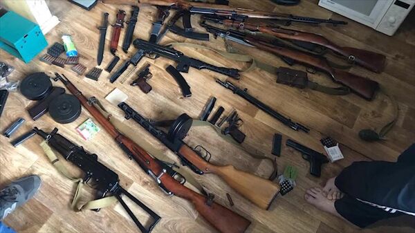 Оружие и боеприпасы, изъятые у лиц, причастных к контрабанде оружия. Архивное фото