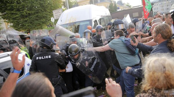 Протестующие во время столкновения с полицией на антиправительственном митинге демонстрации в Софии в Болгарии