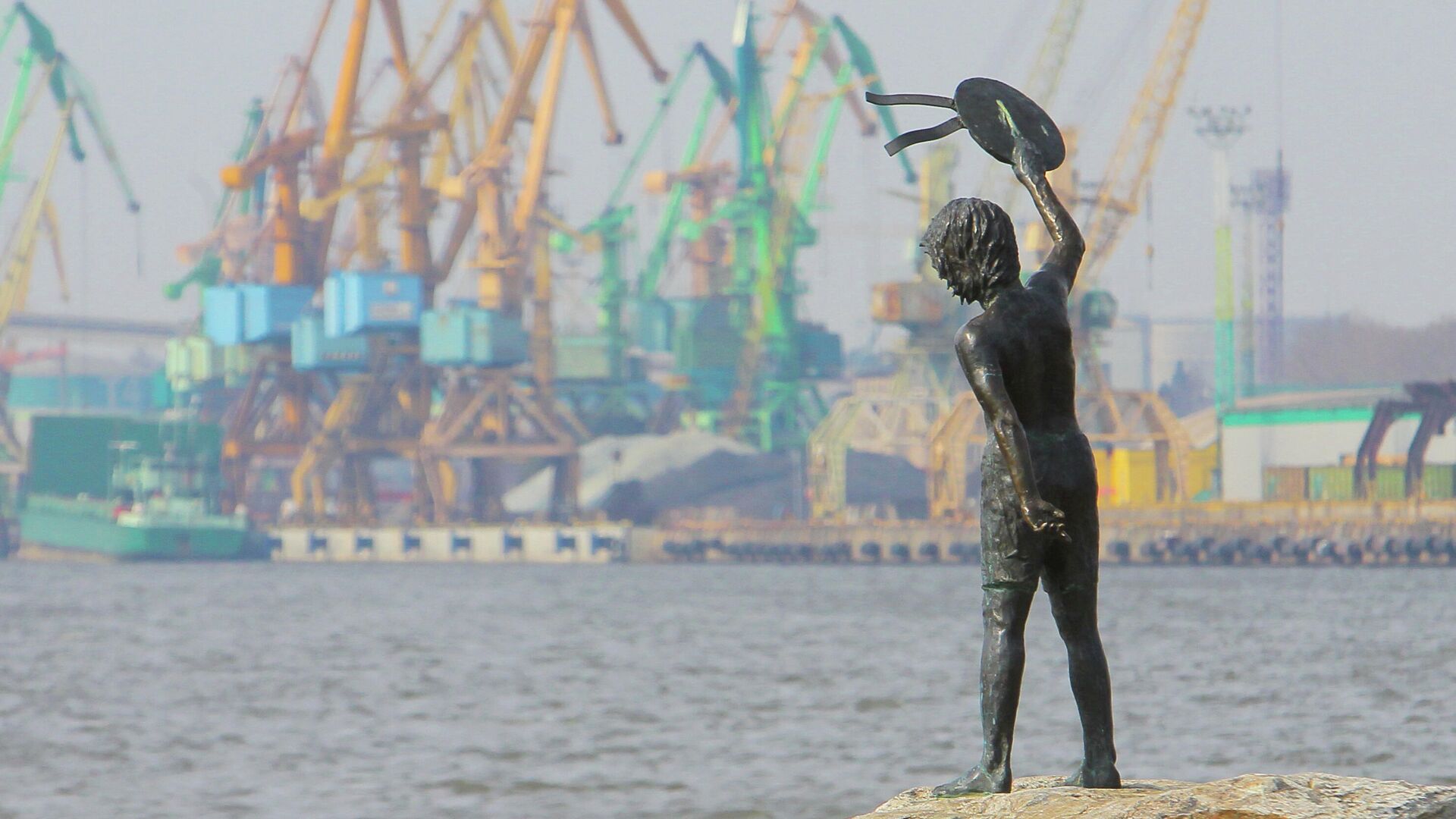 Памятник мальчику с бескозыркой и собакой, который провожает корабли в морском грузовом порту Клайпеды - РИА Новости, 1920, 04.09.2020