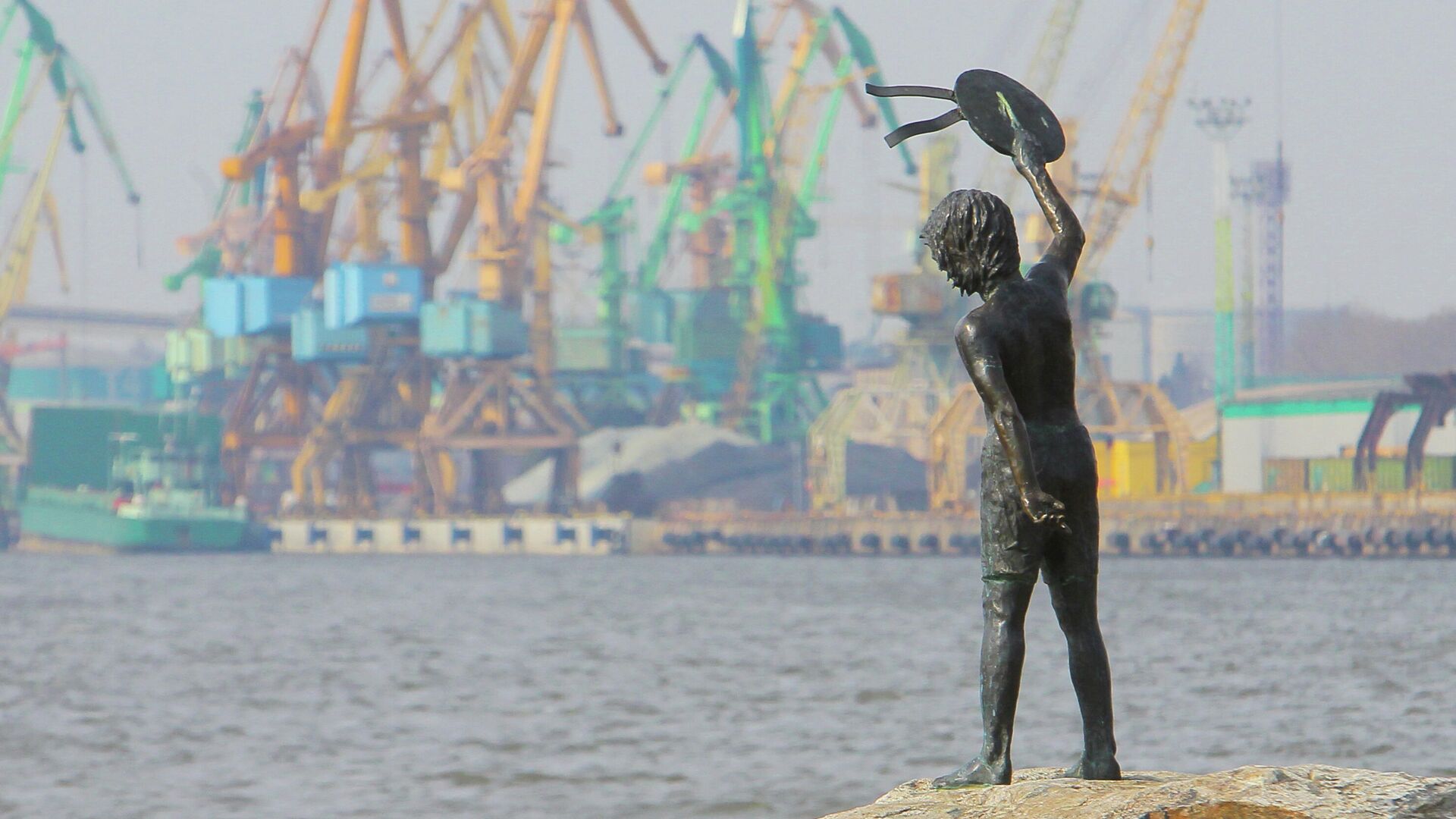 Памятник мальчику с бескозыркой и собакой, который провожает корабли в морском грузовом порту Клайпеды - РИА Новости, 1920, 31.03.2021
