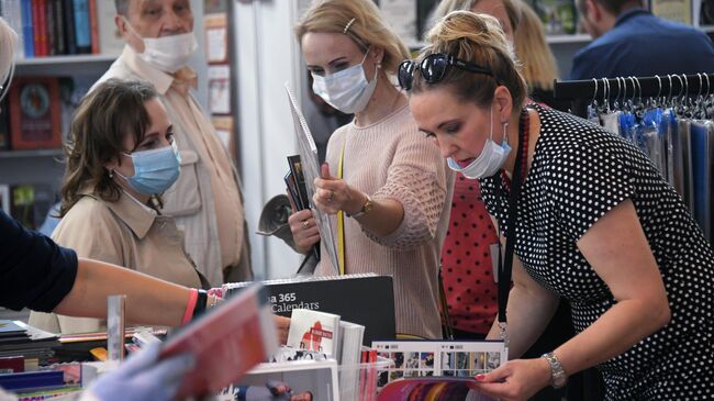 Посетители на 33-й Московской международной книжной выставке-ярмарке в Москве