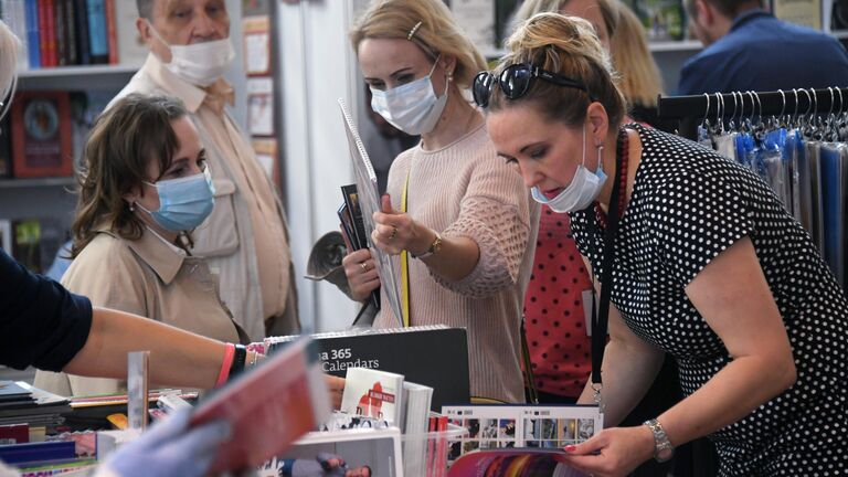 Посетители на 33-й Московской международной книжной выставке-ярмарке в Москве