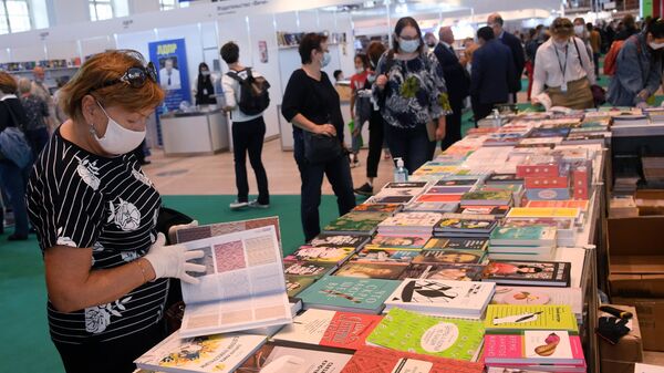 Посетители на 33-й Московской международной книжной выставке-ярмарке в Москве