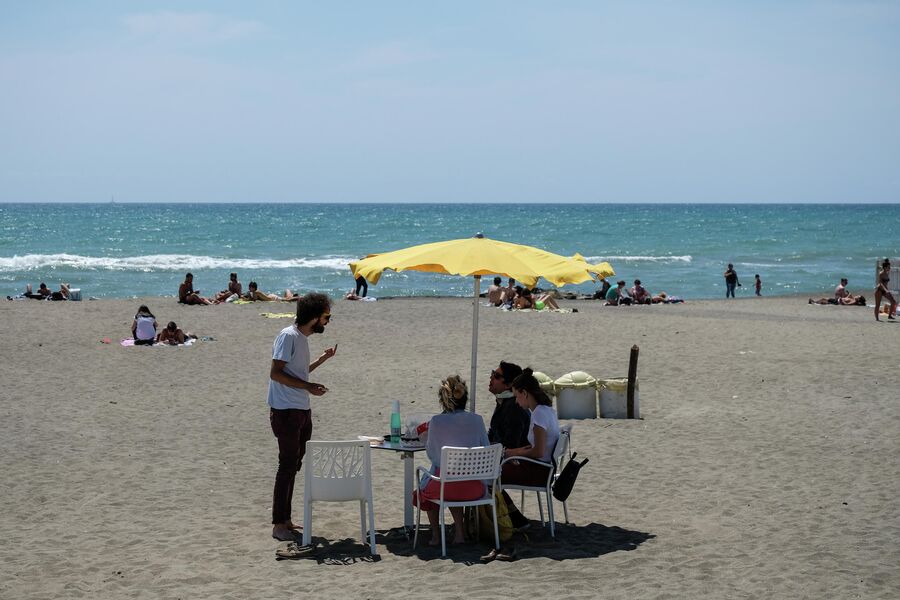 Пустой пляж Остии неподалеку от Рима, Италия 