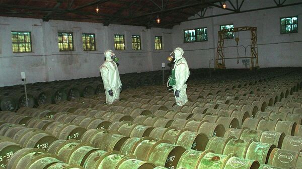 Военнослужащие во время проведения плановой проверки металлических контейнеров с отравляющими веществами на складе химического оружия