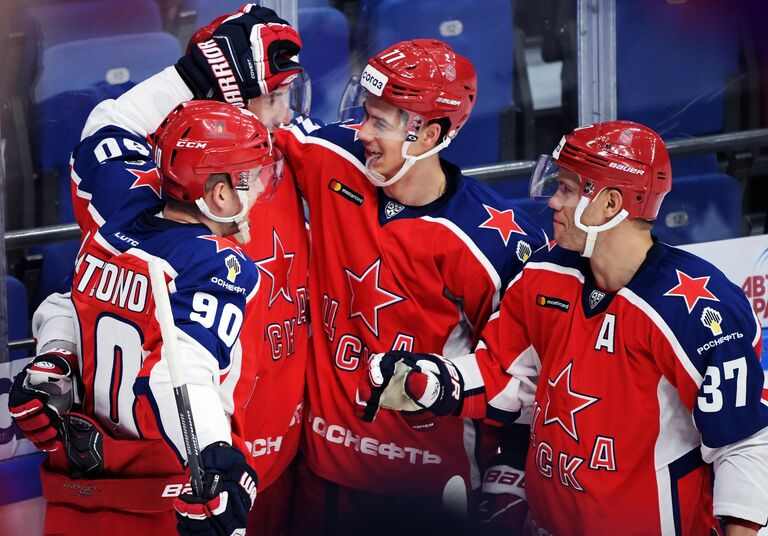 Игроки ЦСКА радуются заброшенной шайбе