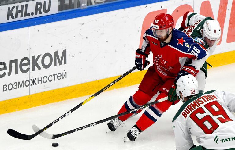 Игрок ЦСКА Артём Блажиевский и игрок Ак Барса Михаил Фисенко