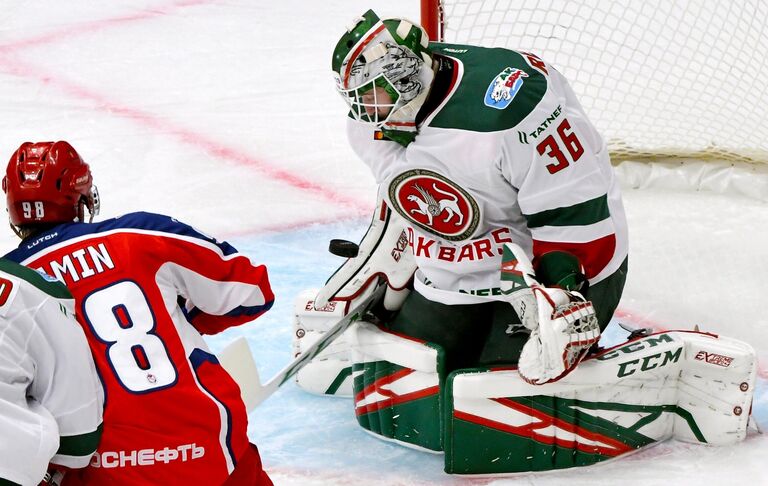 Игрок ЦСКА Максим Мамин (слева) и вратарь Акт Барса Адам Рейдеборн