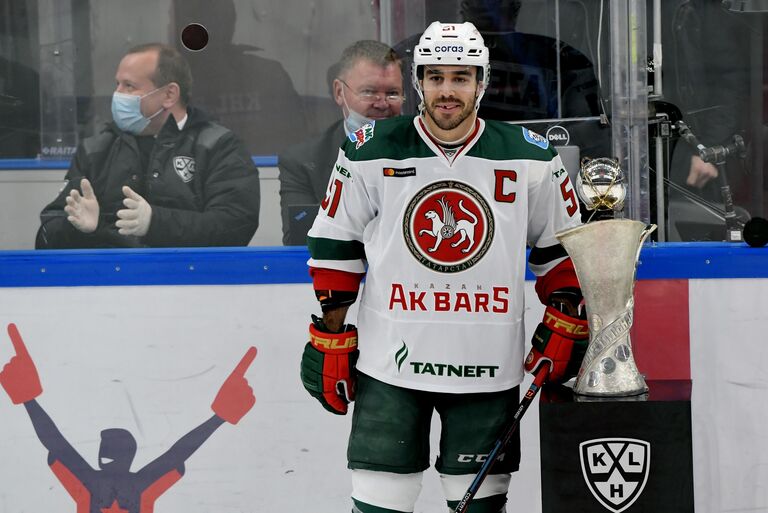 Игрок Ак Барса Джастин Азеведу на церемонии награждения победителей матча открытия чемпионата Континентальной хоккейной лиги