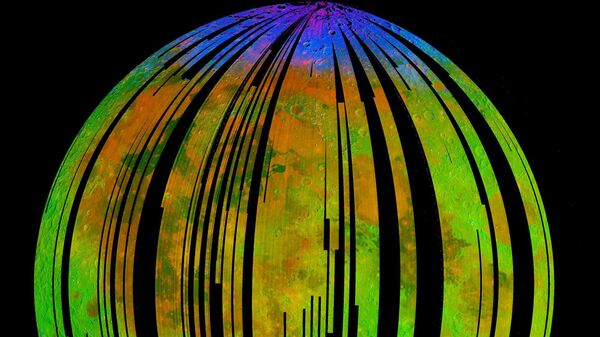 Составное изображение поверхности Луны, полученное с помощью спектрометра М3 космического зонда Чандраян-1, показывает скопления водяного льда на полюсах Луны