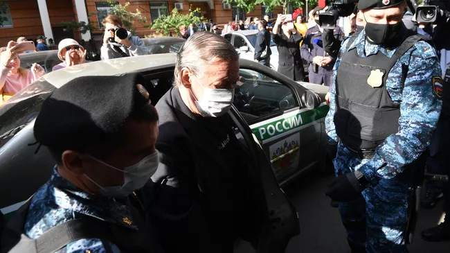 Актёр Михаил Ефремов выходит из автомобиля у здания Пресненского суда Москвы