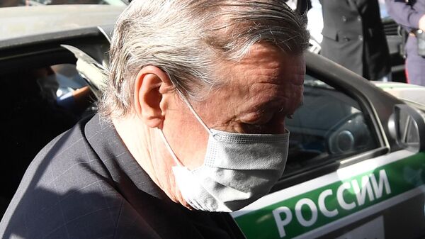 Актёр Михаил Ефремов выходит из автомобиля у здания Пресненского суда Москвы