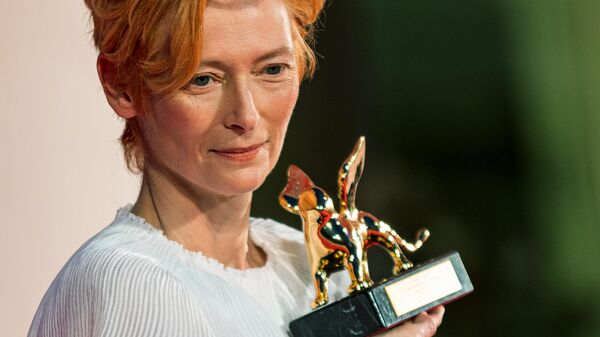 Британская актриса Тильда Суинтон, получившая награду Золотой лев Святого Марка Венецианского кинофестиваля за вклад в кинематограф