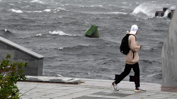 Человек на Корабельной набережной после урагана во Владивостоке