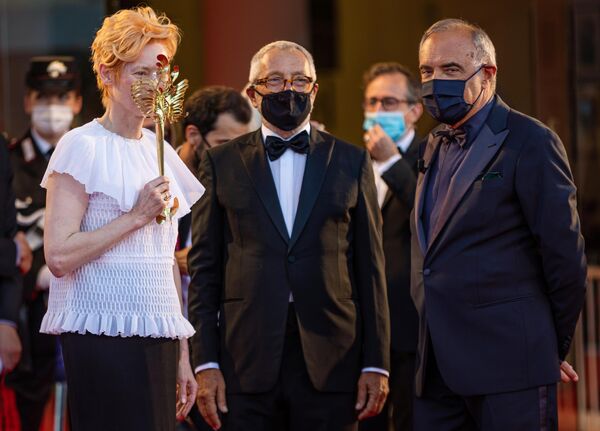 Британская актриса Тильда Суинтон, президент Роберто Чикутто и директор Венецианского международного кинофестиваля Альберто Барбера