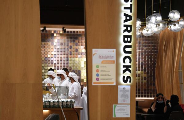 Посетители кафе в Дубае, ОАЭ