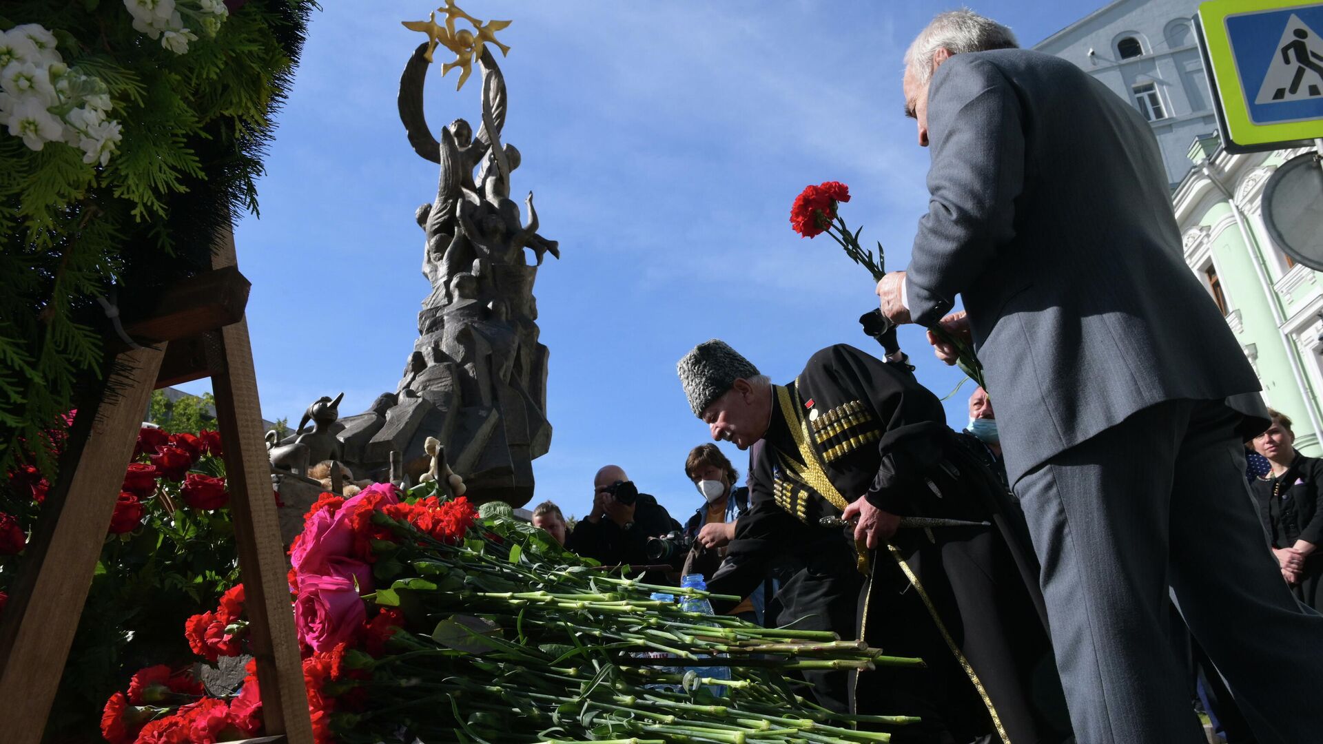 Возложение цветов к Памятнику жертвам трагедии в Беслане в Москве - РИА Новости, 1920, 03.09.2020