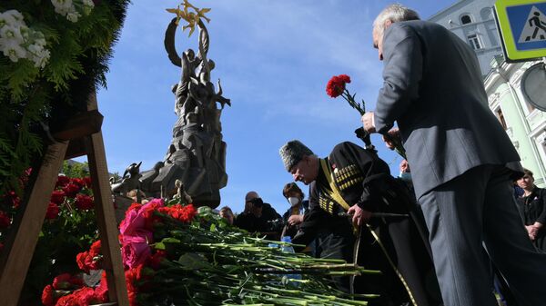 Возложение цветов к Памятнику жертвам трагедии в Беслане в Москве