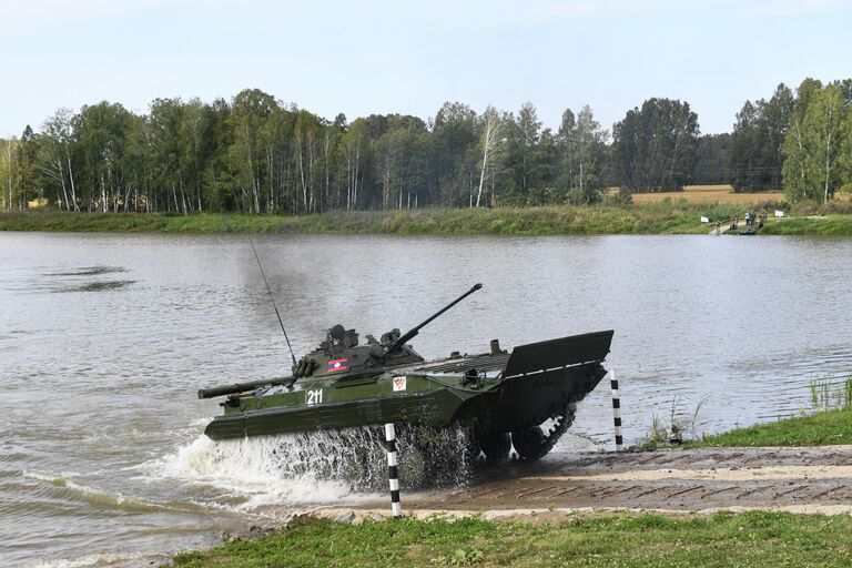 Боевая машина пехоты БМП-2 команды Лаоса во время прохождения этапа Выход разведывательной группы в район сбора после выполнения задачи на конкурсе Отличники войсковой разведки 2020