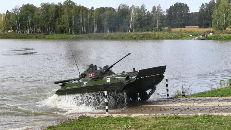 Боевая машина пехоты БМП-2 команды Лаоса во время прохождения этапа Выход разведывательной группы в район сбора после выполнения задачи на конкурсе Отличники войсковой разведки 2020