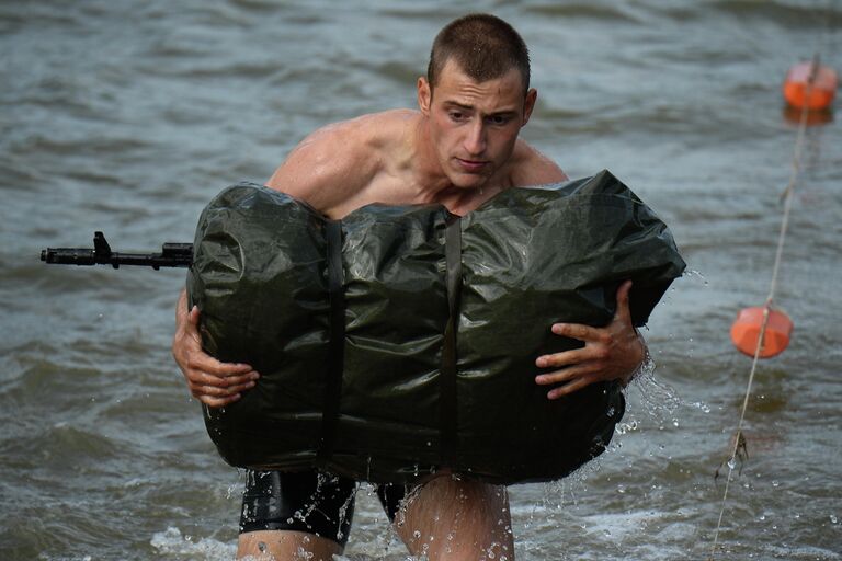 Военнослужащий вооруженных сил России во время прохождения этапа Выход разведывательной группы в район сбора после выполнения задачи на конкурсе Отличники войсковой разведки 2020