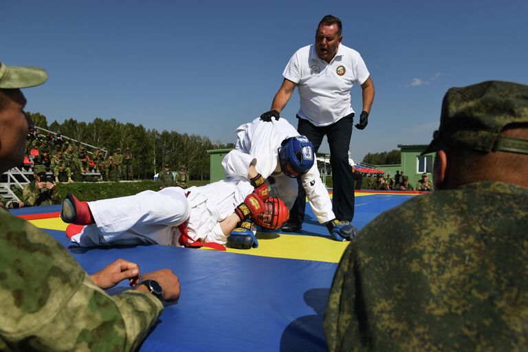 Военнослужащие Белоруссии и России во время рукопашного поединка на этапе Выход разведывательной группы в район сбора после выполнения задачи на конкурсе Отличники войсковой разведки 2020