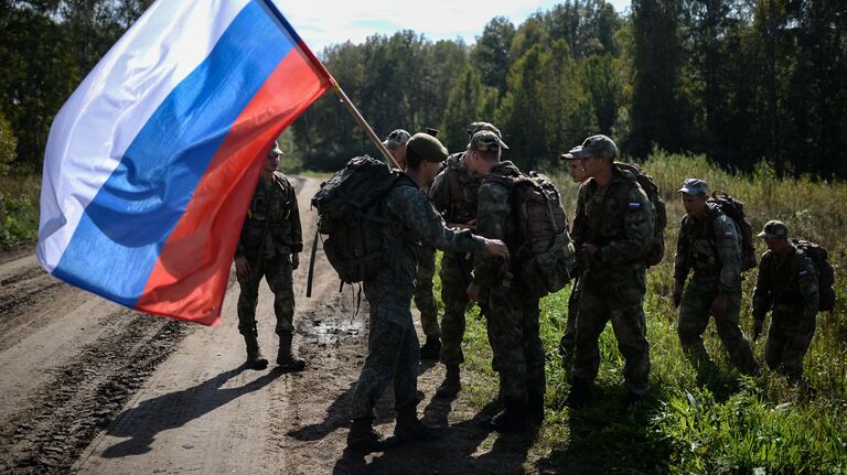 Военнослужащие вооруженных сил России во время прохождения этапа Выход разведывательной группы в район сбора после выполнения задачи на конкурсе Отличники войсковой разведки 2020