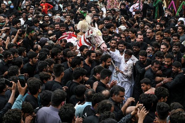 Мусульмане-шииты во время церемонии в День Ашура в Лахоре, Пакистан