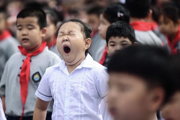 Ученики начальной школы в первый день учебного года в Шэньяне, Китай
