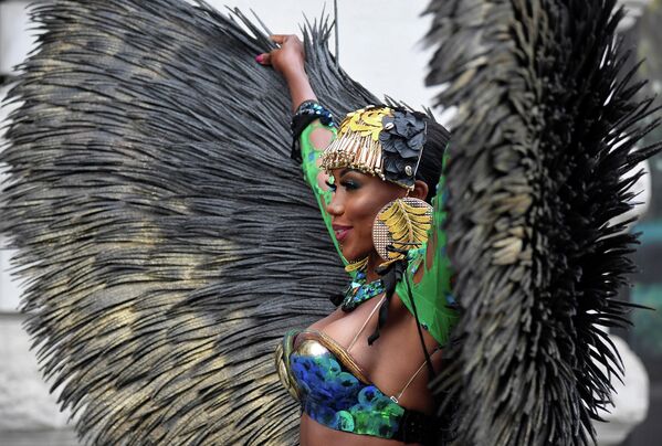 Танцовщица во время онлайн-карнавала в Ноттинг-Хилле, Лондон