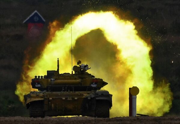 Танк Т-72Б3 команды военнослужащих Сербиии во время соревнований танковых экипажей в рамках конкурса Танковый биатлон-2020 на полигоне Алабино