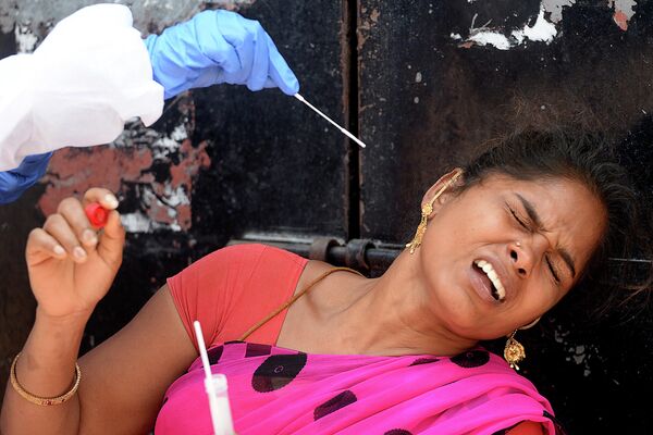 Медицинский работник берет тест на Covid-19 в Ченнаи, Индия