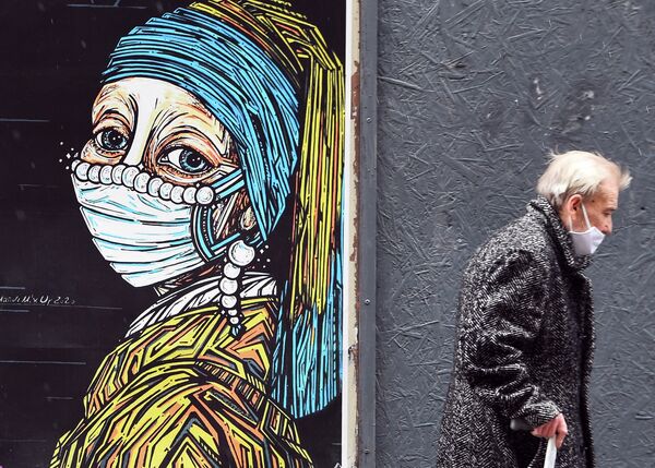 Граффити с изображением девушки с картины Яна Вермеера Девушка с жемчужной сережкой в медицинской маске