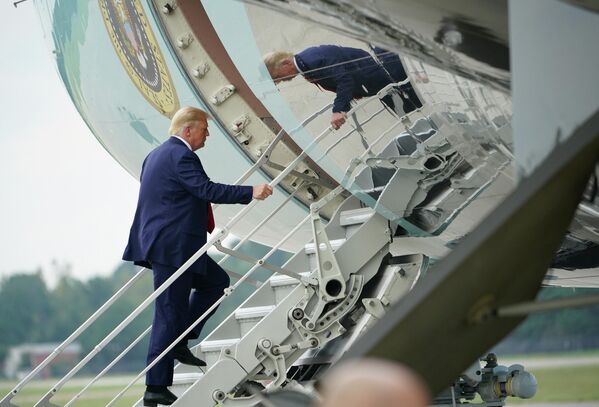 Президент США Дональд Трамп садится в самолет Air Force One в международном аэропорту Уилмингтона, Северная Каролина