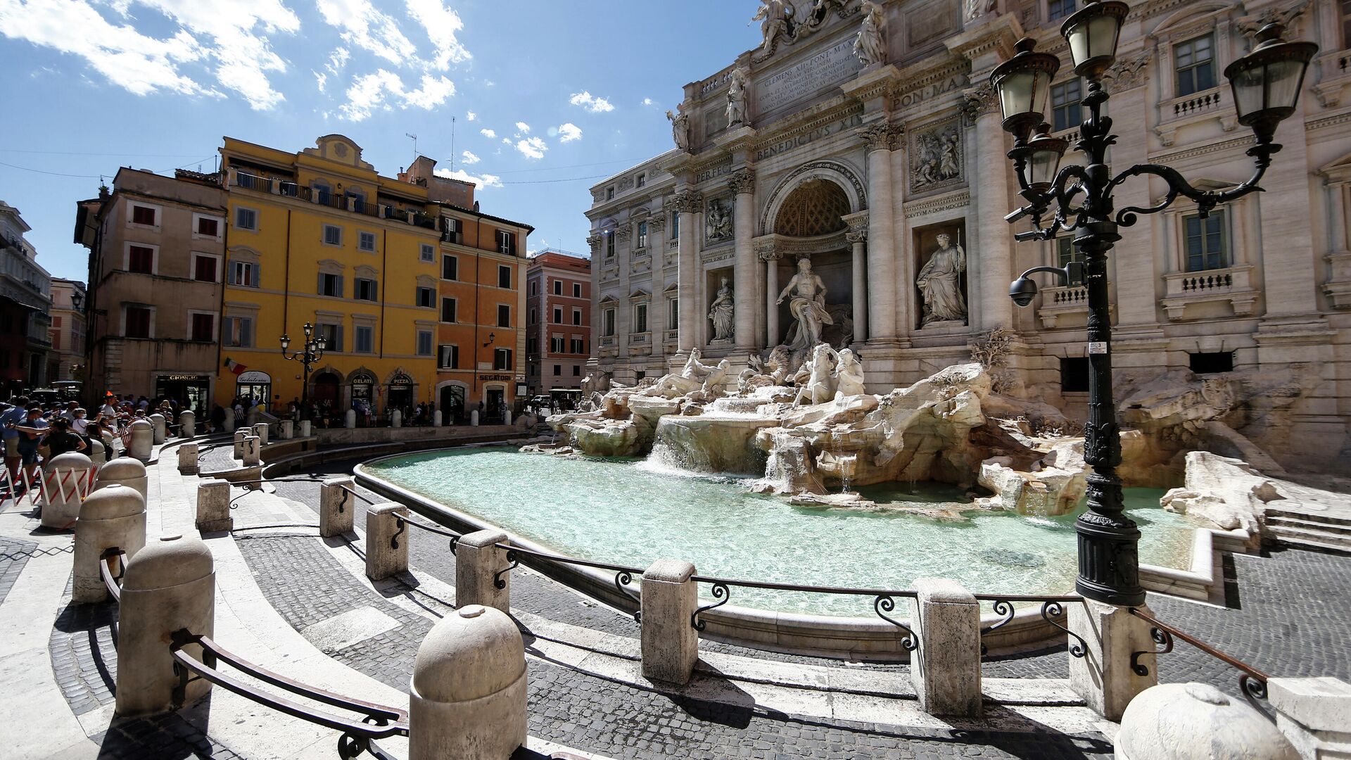 В Риме туристок оштрафовали на 450 евро за купание в известном фонтане - РИА Новости, 13.09.2023