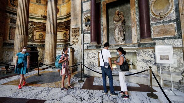 Посетители в маски для лица в Римском Пантеоне. 9 июня 2020 года