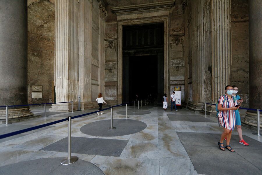 Посетители в маски для лица в римском Пантеоне. 9 июня 2020 года