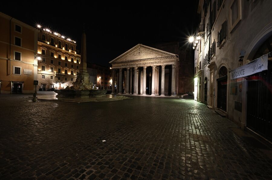 Ночной Пантеон в Риме. Март 2020