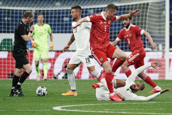 Игровой момент матча сборных России и Сербии в рамках Лиги наций УЕФА