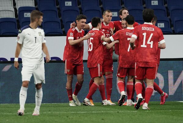 Футболисты сборной России празднуют забитый мяч